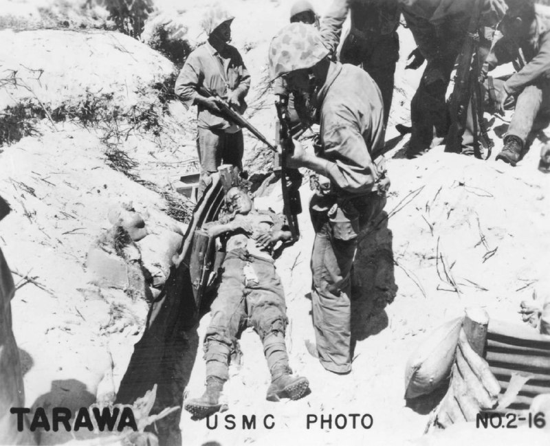 1943年11月底，美军海军陆战队在吉尔伯特群岛塔拉瓦岛检查一名阵亡的日本海军陆战队员