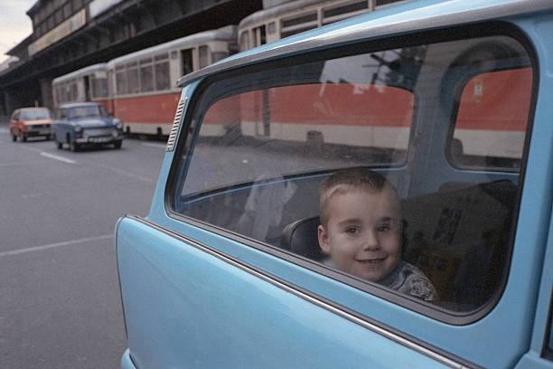 年輕男孩望向車窗外，東柏林，1989年