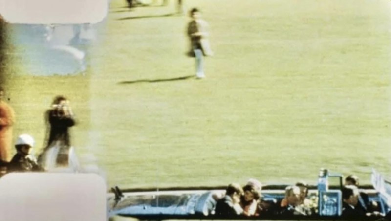 这张图片来自亚伯拉罕·扎普鲁德(Abraham Zapruder)拍摄的著名影片,记录了1963年11月22日肯尼迪总统在德克萨斯州达拉斯遇刺的悲剧时刻