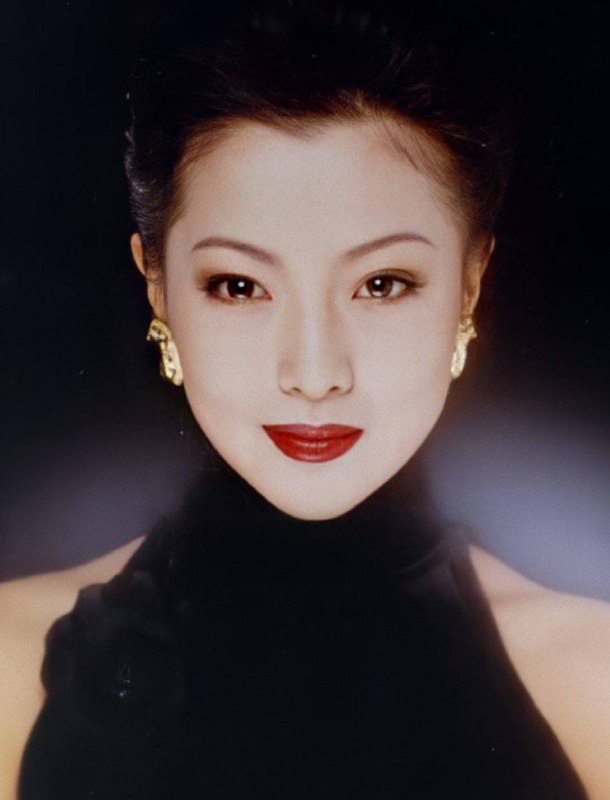 #名人Kim hee sun 大约在20世纪90年代金喜善，1977年6月11日出生于韩国首尔，毕业于韩国中央大学，韩国女演员、模特