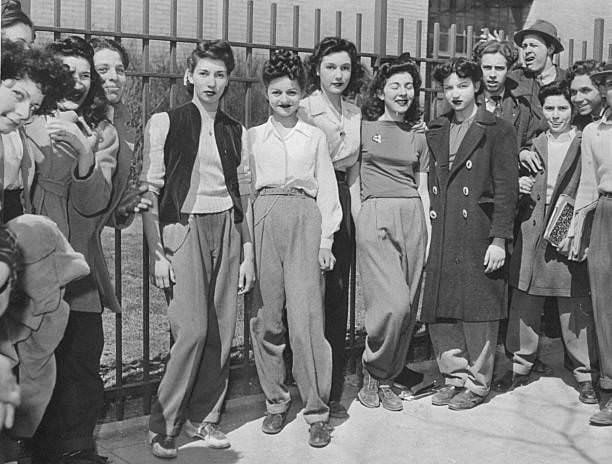 1940年，布鲁克林的青少女们抗议校服规定，该规定禁止穿长裤！
