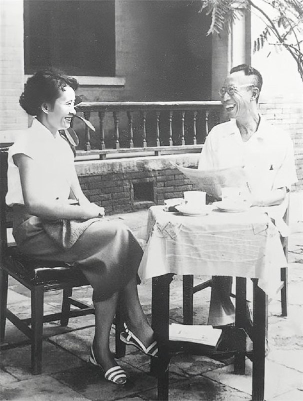中国末代皇帝溥仪与第五任妻子李淑贤在北京的温柔瞬间，1960年代