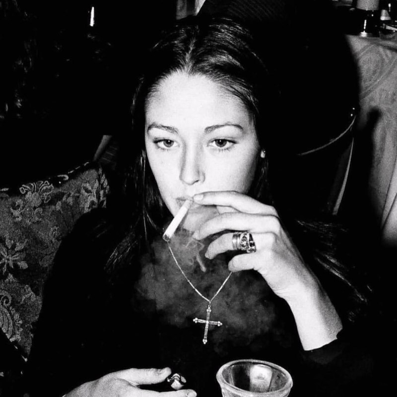 #名人 1970年洛杉矶大使酒店(Ambassador Hotel),记录了年轻的奥利维亚·赫西(Olivia Hussey)出席爵士传奇人物艾拉·菲茨杰拉德(Ella Fitzgerald)和杜克·艾灵顿(Duke Ellington)音乐会的场景