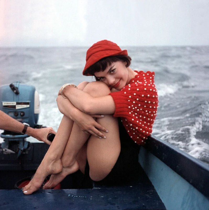 #名人 1955年，娜塔莉·伍德 在船上娜塔莉·伍德（Natalie Wood）是好莱坞黄金时代的著名女演员