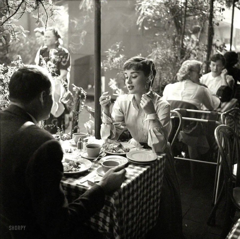 ↩️🖼 #名人 1956年，奥黛丽·赫本在墨西哥用餐