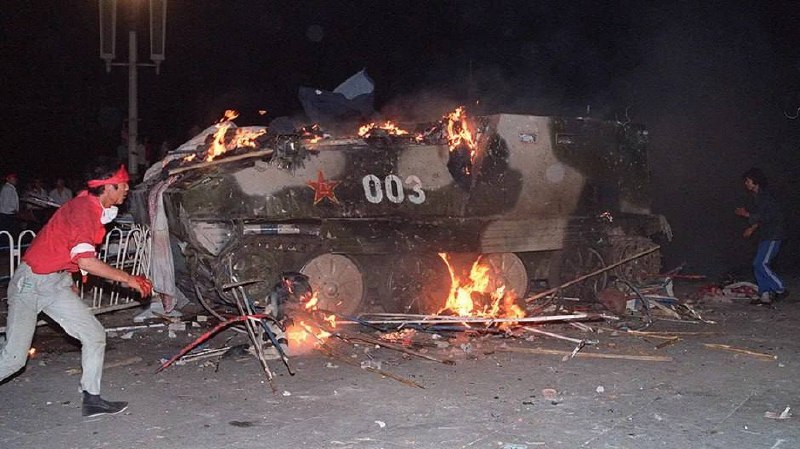 中国，北京天安门广场燃烧的63式装甲运兵车，1989年6月