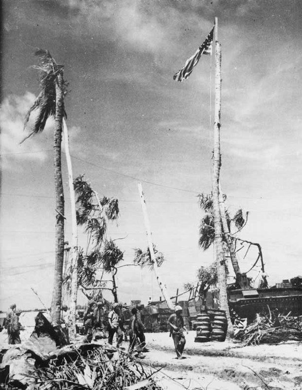 1943年11月24日，美国国旗在塔拉瓦环礁的贝提奥飘扬 #太平洋战争贝提奥（Betio）是塔拉瓦环礁中重要的战斗地点，美军在二战中发动了著名的“塔拉瓦战役”