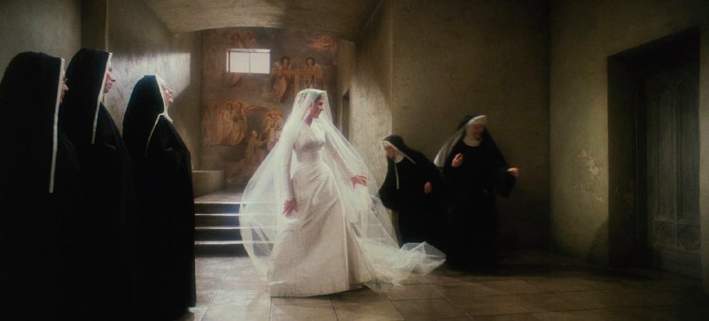 #电影《音乐之声》（1965年，导演：罗伯特·怀斯）《音乐之声》是一部经典的美国音乐电影，由罗伯特·怀斯执导，改编自同名音乐剧，讲述了真实故事中的玛丽亚修女如何通过音乐改变了冯·特拉普家族的生活