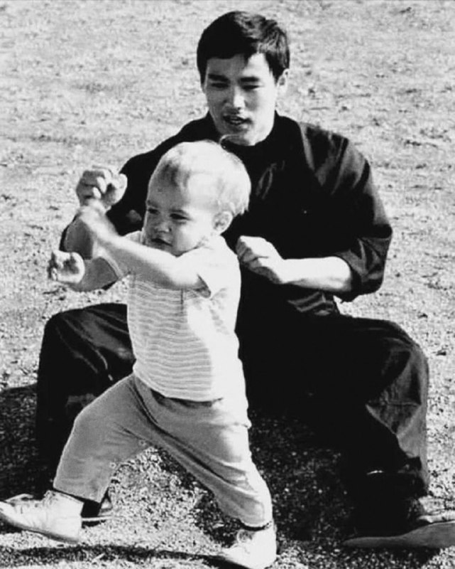 #名人 李小龙教儿子布兰登习武，1966年#名人 李小龙教儿子布兰登习武，1966年