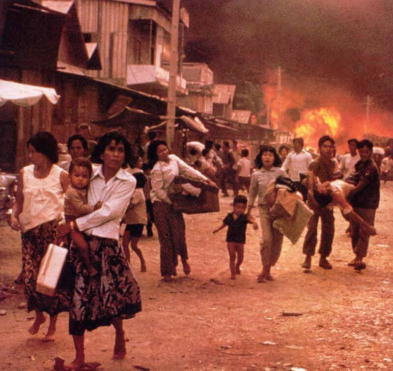 1975年4月，金边的街道陷入混乱