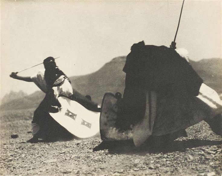 1930年代的阿尔及利亚，图阿雷格战士以剑术闻名，沙漠中常进行战斗与训练，展示勇气与技艺，是当地游牧文化的重要组成部分