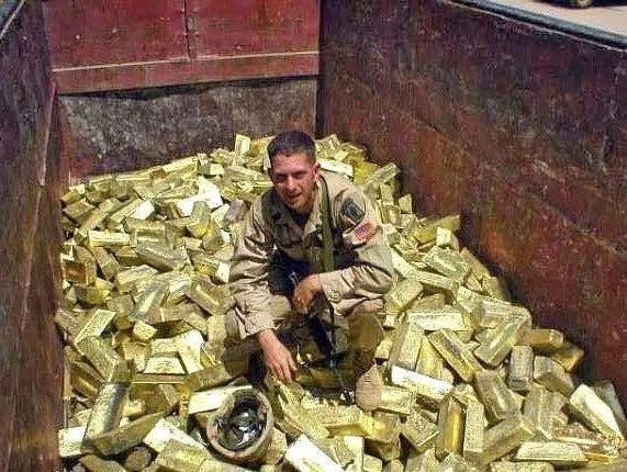 2003年伊拉克战争期间,展示了一名美军士兵与缴获的萨达姆政权金条