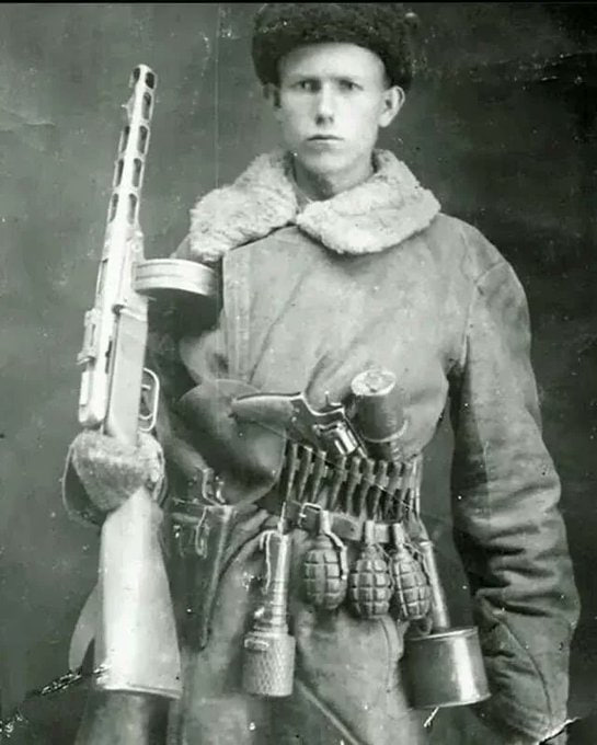 1943年，一名全副武装的苏联游击队员