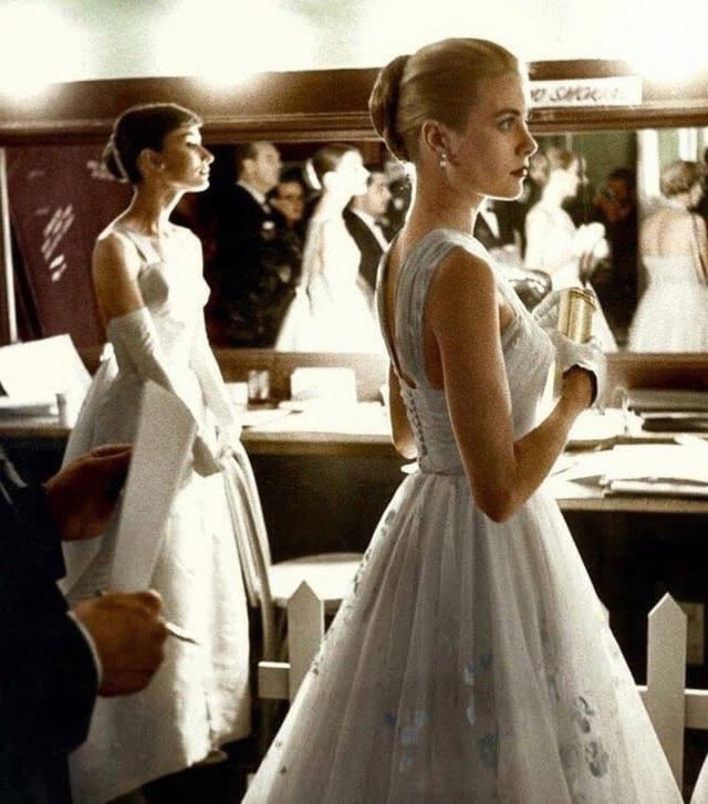 #名人 奥黛丽·赫本 与 格蕾丝·凯利 出席1956年奥斯卡颁奖典礼#名人 奥黛丽·赫本 与 格蕾丝·凯利 出席1956年奥斯卡颁奖典礼