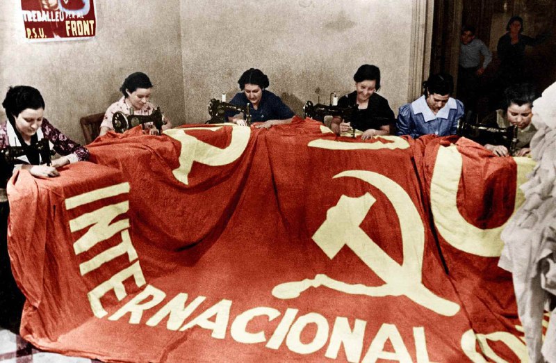 为国际共产主义大队制作旗帜1936年西班牙内战期间
