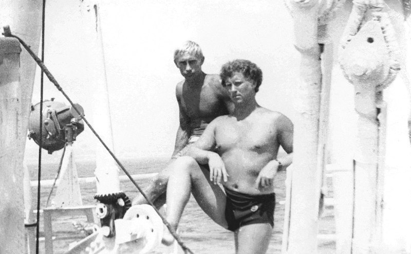 #人物 20 世紀 70 年代，弗拉基米爾·普丁與一位朋友在船上學習