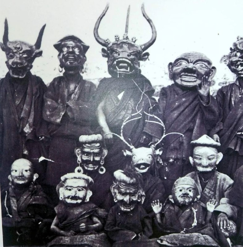 1904 年，藏族僧侣戴着羌姆面具进行仪式舞蹈