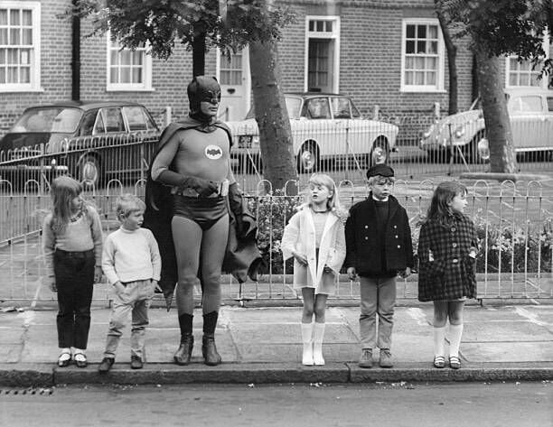 蝙蝠侠在英国教小市民如何过马路1960年代