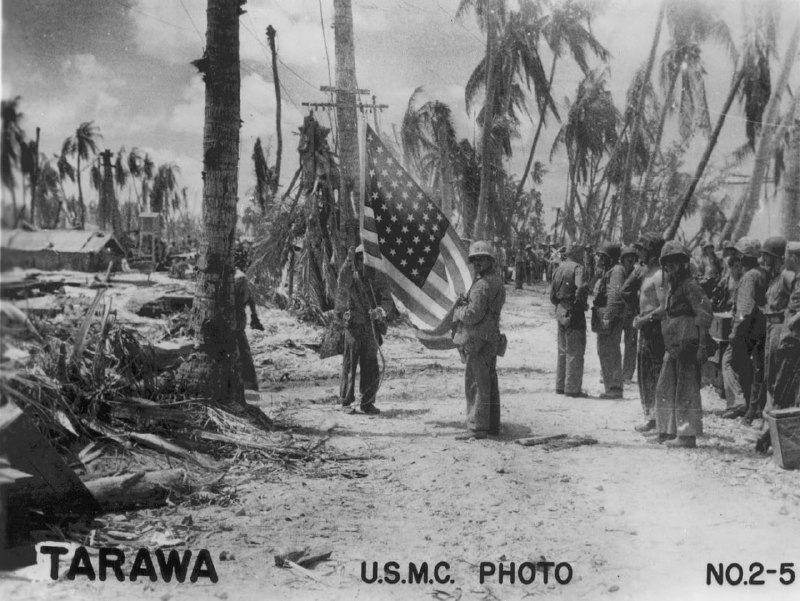 1943年11月底，美国国旗在吉尔伯特群岛塔拉瓦岛升起