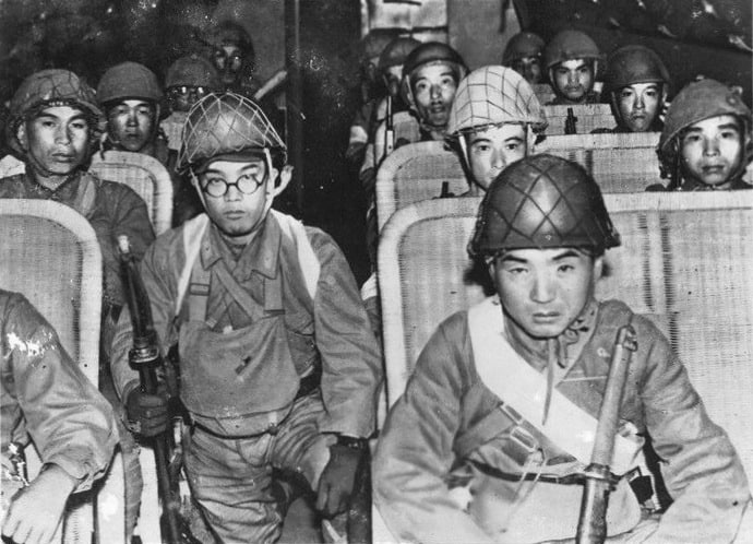 1944年11月26日，日本香陆空降突击队（Kaoru Airborne Raiding Detachment）的伞兵在一架L2D运输机内；过道上戴眼镜的人被确认是中尉角高志（Lieutenant Takashi Kaku）