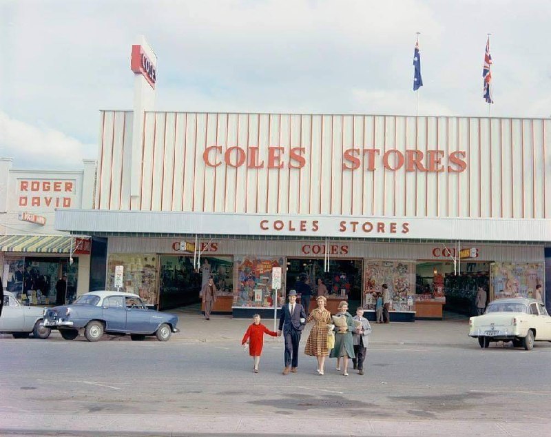 1950年代，澳大利亚维多利亚州丹德农，Coles商店悬挂英国国旗与澳大利亚国旗