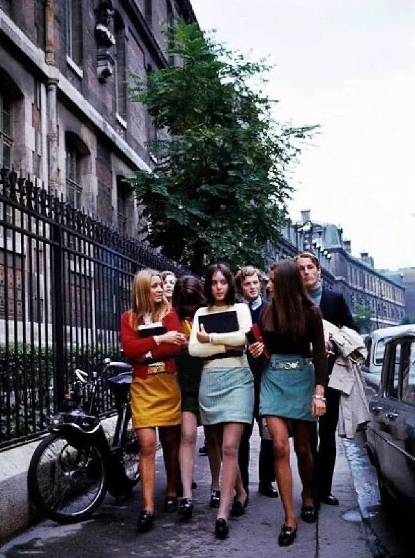 拍摄于1960年的巴黎，展示了几位巴黎女学生（étudiantes parisiennes）的日常生活