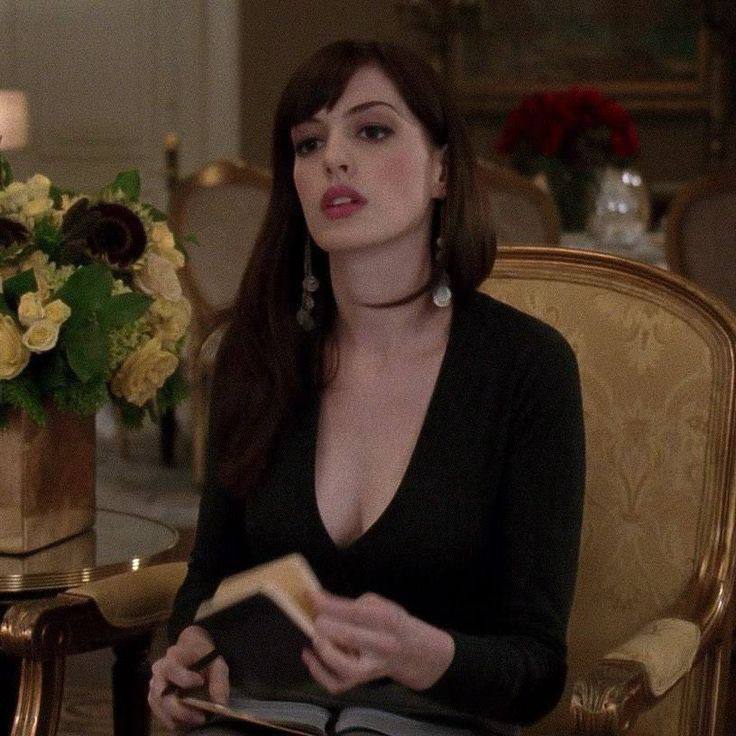 #名人#电影 Anne Hathaway在《穿普拉达的女王》（The Devil Wears Prada, 2006）中饰演Andy Sachs，一位初入职场的菜鸟记者，在时尚杂志中从青涩到蜕变，既搞笑又真实