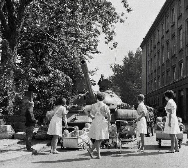 1968年，在捷克斯洛伐克俄斯特拉发，护士们用婴儿车挡住了一辆苏联坦克