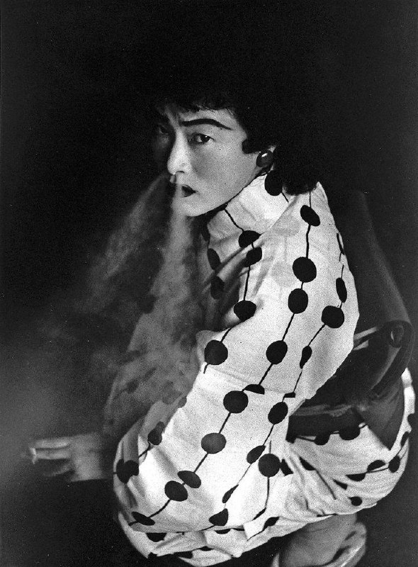 《卖淫女,名古屋》(Prostitute, Nagoya) —— 东松照明(Shōmei Tōmatsu),1958年,银盐相纸(gelatin silver print)
