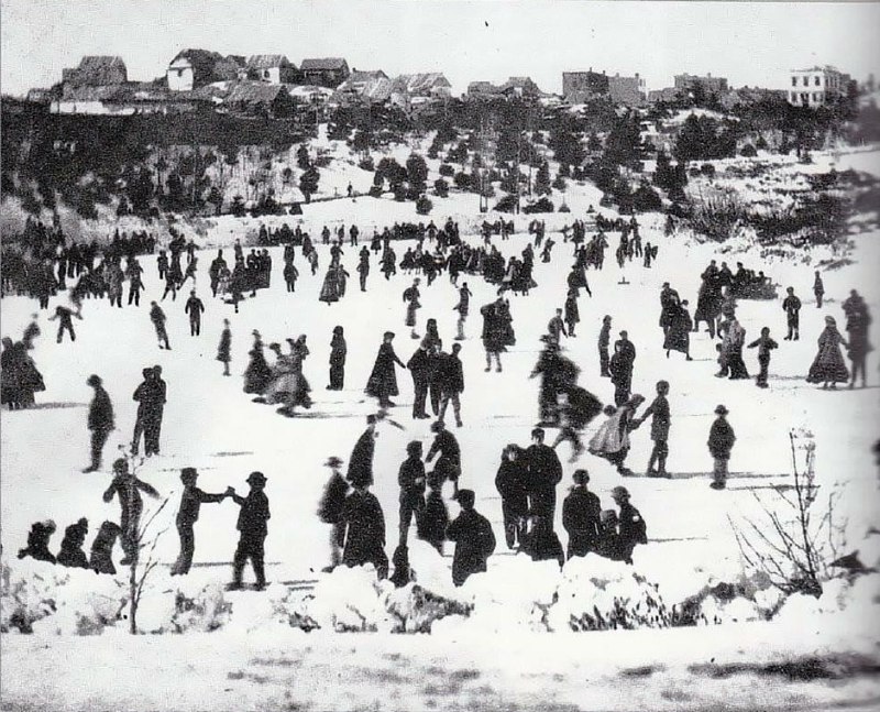 1858年冬天，人们在纽约市的一块大空地上玩耍，这块地后来建成了纽约市中央公司