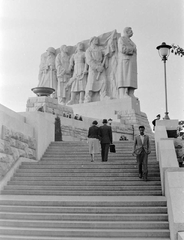 全世界最大的斯大林雕像1950年代，捷克斯洛伐克首都布拉格的 斯大林雕像 是当时全世界最大的斯大林雕像之一，也是冷战时期社会主义阵营中一个重要的政治象征