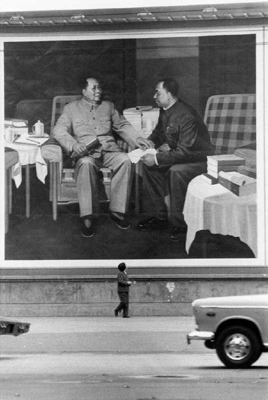 1977年拍摄的一名女子走过上海外滩的巨幅宣传画