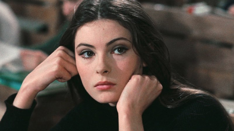 #名人 索尼娅·彼得罗芙娜在 #电影《印第安之夏》（1972年）这部由瓦莱里奥·祖尔里尼执导的意大利电影，以温柔、忧郁的笔触描绘了一段师生之间微妙而复杂的情感