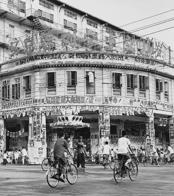 广州，1966年，中国十年文化大革命的开端年份 #文化大革命学校和教育受扰：中小学及高校纷纷停课，师生被卷入批斗大会，教育秩序几乎瘫痪