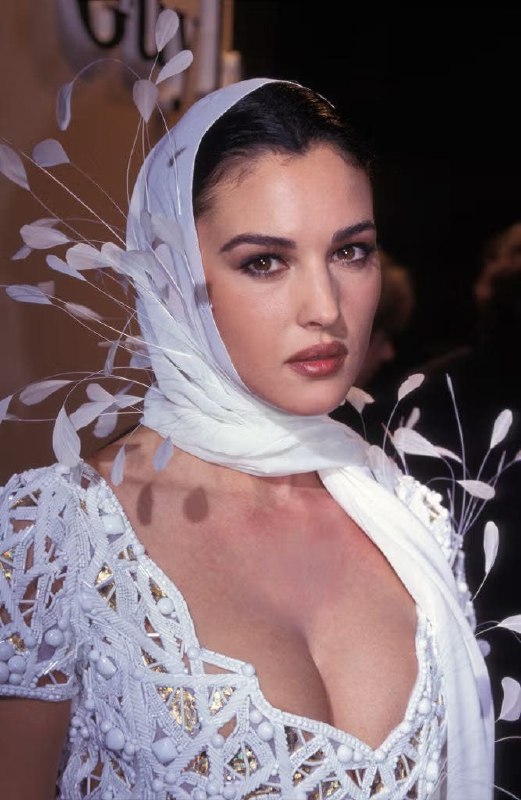 ↩️🖼 #名人 莫妮卡·贝鲁奇（Monica Bellucci）出席1993年拉罗什高级定制夏季时装秀（Défilé Laroche Haute Couture Été）历史老照片（中文）Timeless Archives:#名人 莱昂纳多·迪卡普里奥 和 莫妮卡·贝鲁奇 在巴黎时装周，1995 年