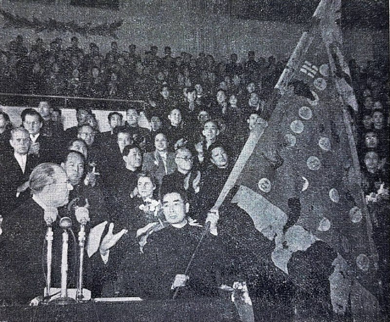 1955年，东德总理向周恩来归还1900年德军掠夺的义和团旗帜