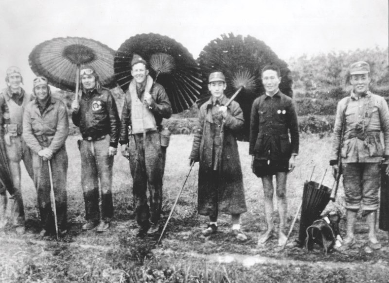 从左至右：克莱顿·J·坎贝尔中尉、亚当·R·威廉姆斯中士、埃德加·E·麦克埃尔罗伊中尉，以及罗伯特·C·布尔乔亚中士，被中国士兵和百姓发现后的合影