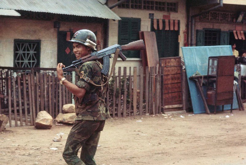 1968年5月8日至9日，越南西贡堤岸区——巴黎和谈召开前夕，赛马场附近爆发激战，一名南越共和国军（ARVN）游骑兵在街头警戒