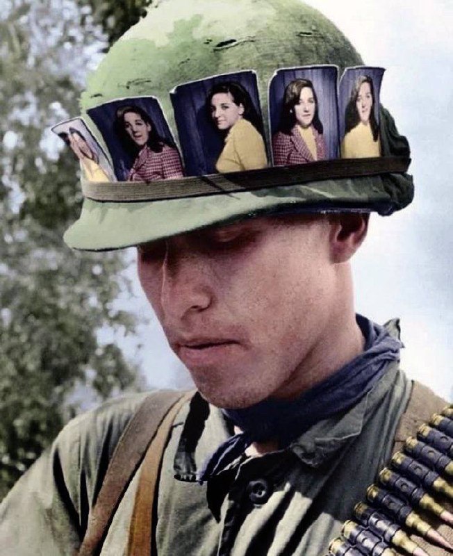 戴著女友照片的越戰士兵頭盔，1968 年