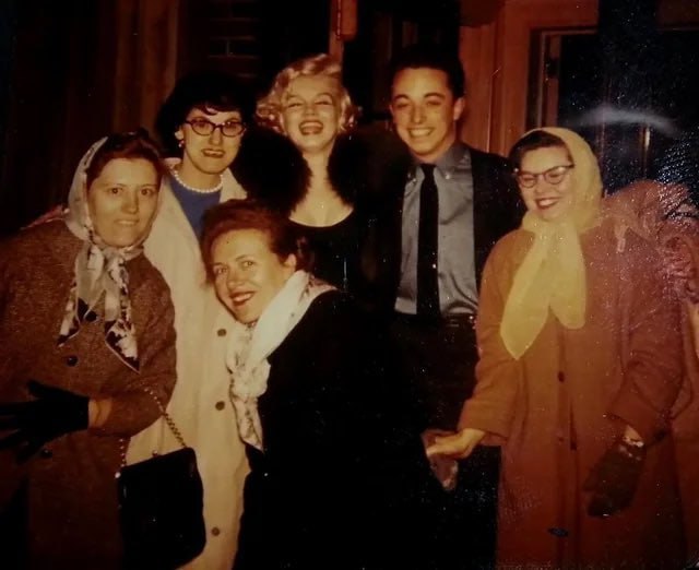 #名人 1950年代,展示了玛丽莲·梦露(Marilyn Monroe)与她的忠实粉丝团