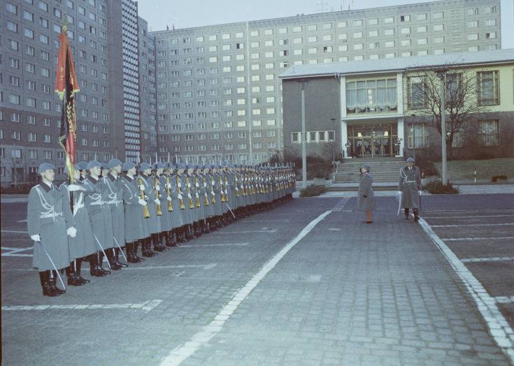 1985 年，东德国家安全部（Stasi）负责人埃里希·米尔克在东柏林总部向“费利克斯·捷尔任斯基近卫团”致意