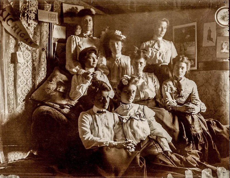 1890 年代，密歇根州，宿舍里的一群女学生