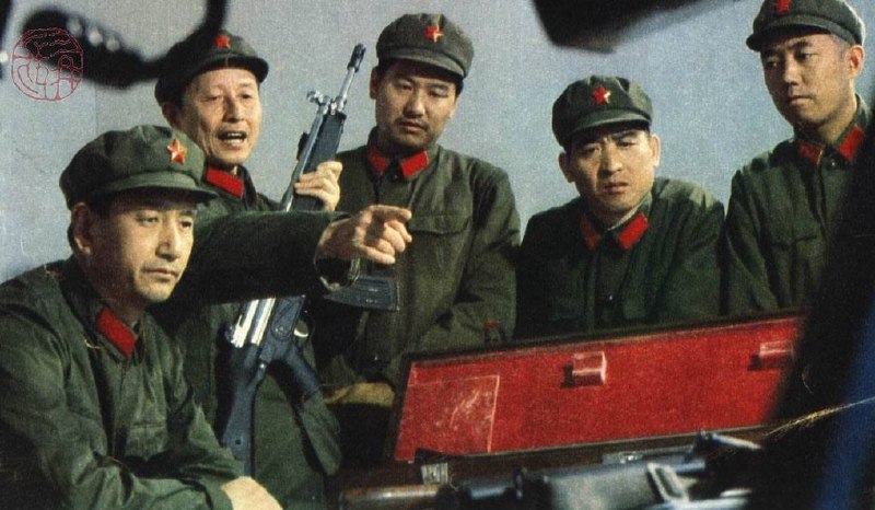 1980年代，中国曾少量接触或测试西德黑克勒-科赫（HK）公司研制的HK33突击步枪（5.56mm口径），当时中国正处于步枪口径与设计从7.62mm向5.56mm系列过渡、探索研发的阶段（最终发展出81式、95式等国产枪族），HK33这类西方轻武器可能是作为技术参考或对比研究样本被引进，而非制式列装武器
