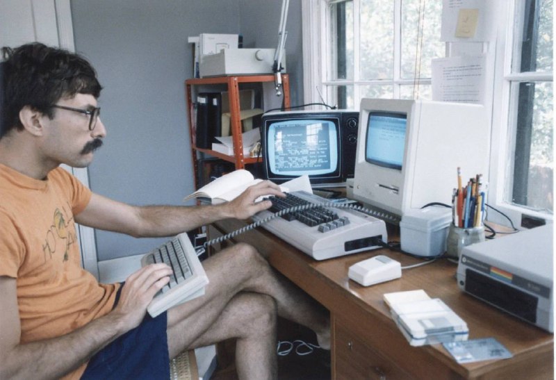 一名男子试图将文件从他的Commodore 64传输到他的苹果电脑上1984年