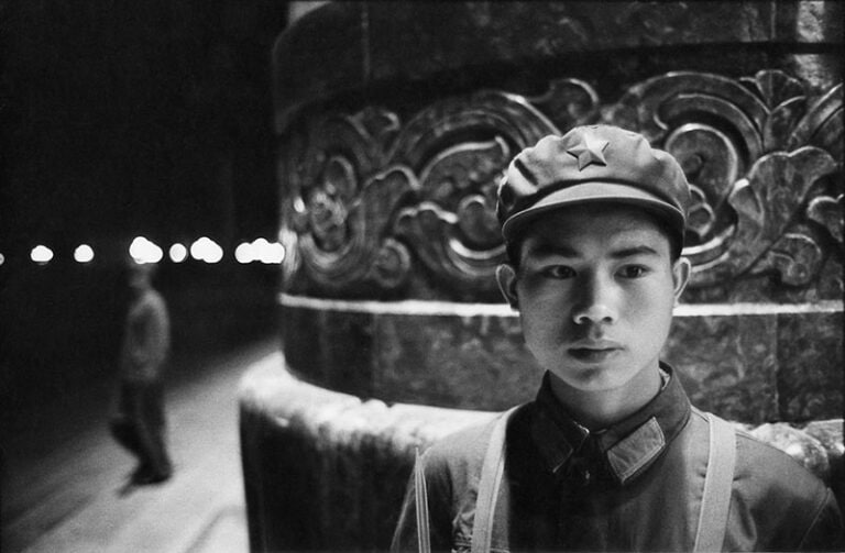 马克·吕布1965年在人民大会堂前拍摄的解放军士兵