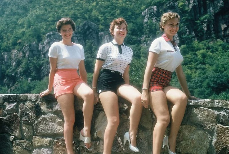 1955-56年，美国弗吉尼亚州韦恩斯伯勒的天空摄影俱乐部拍摄了一系列模特照片