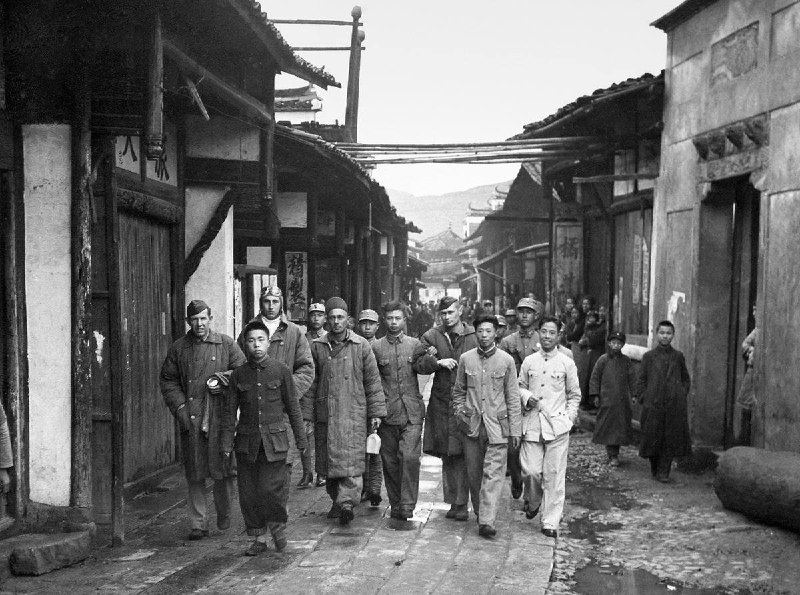 这些人都是1942年4月18日杜立特空袭（Doolittle Raid）中的成员