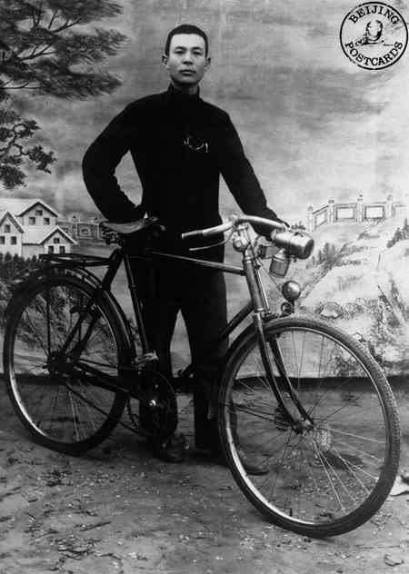 北京明信片上的骑自行车的人（1930 年代） ：在20 世纪初期，“自行车”的价格相当于一个工人两年的工资，所以有一段时间只有富人才能买得起