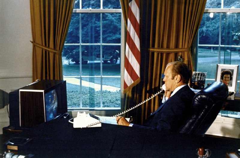 1975年7月18日，美国总统杰拉尔德·福特（Gerald Ford）从白宫通过视频电话与在太空的**阿波罗-联盟测试项目（Apollo-Soyuz Test Project, ASTP）**的航天员进行了通话