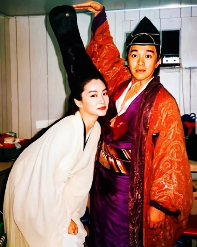 #名人 90年代香港，演员林青霞与周星驰的剧照合影